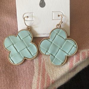 pretty earrings clover style
